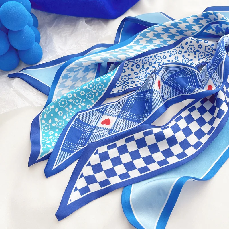 Kleinblauer Seidenschal, neues – Silk Neck Scarf Bewertung und Preis