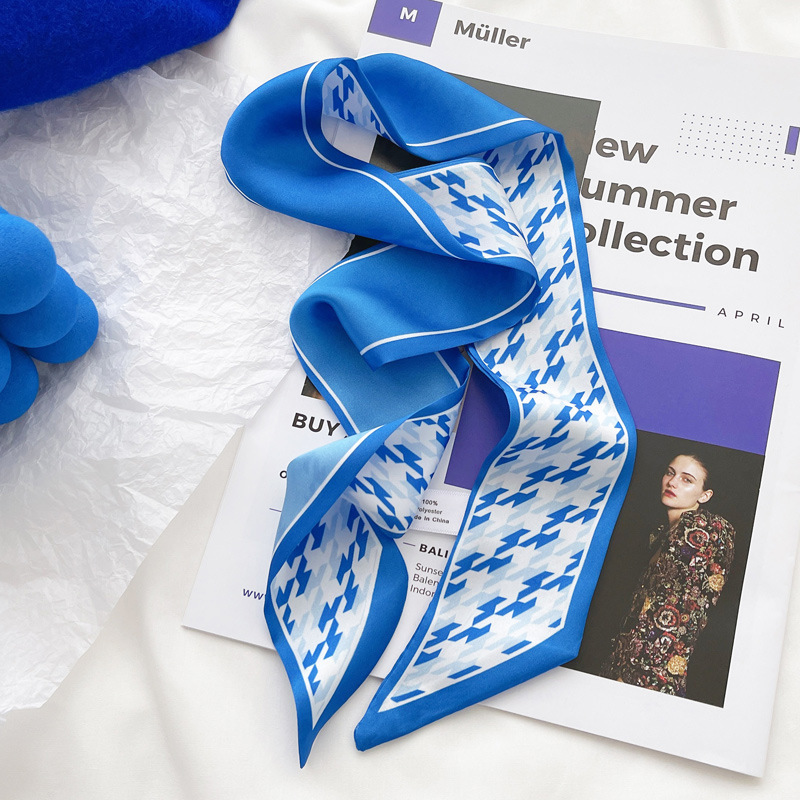 Kleinblauer Seidenschal, neues – Silk Neck Scarf Bewertung und Preis